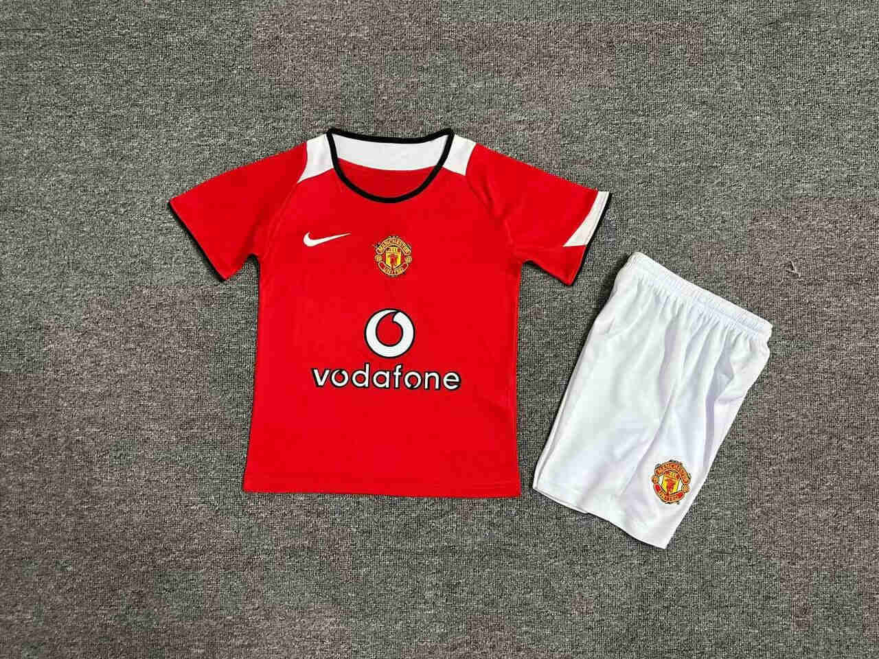 2004-2006  MANCHESTER UNITED   KIDS kit 