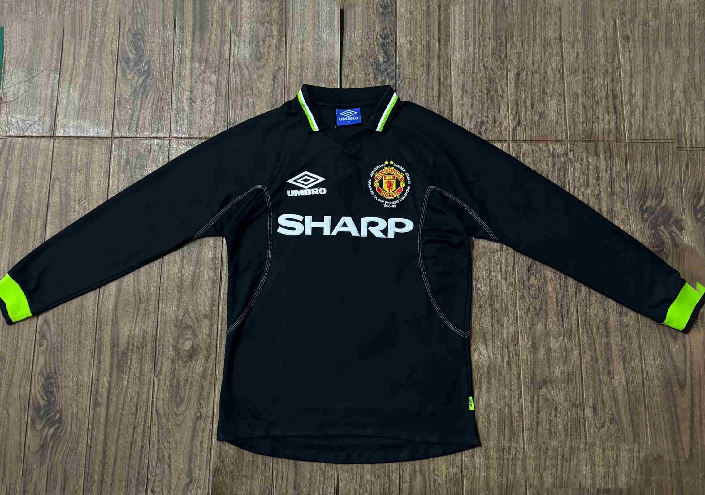 1998-1999  Manchester United  Long sleeves   Retro.