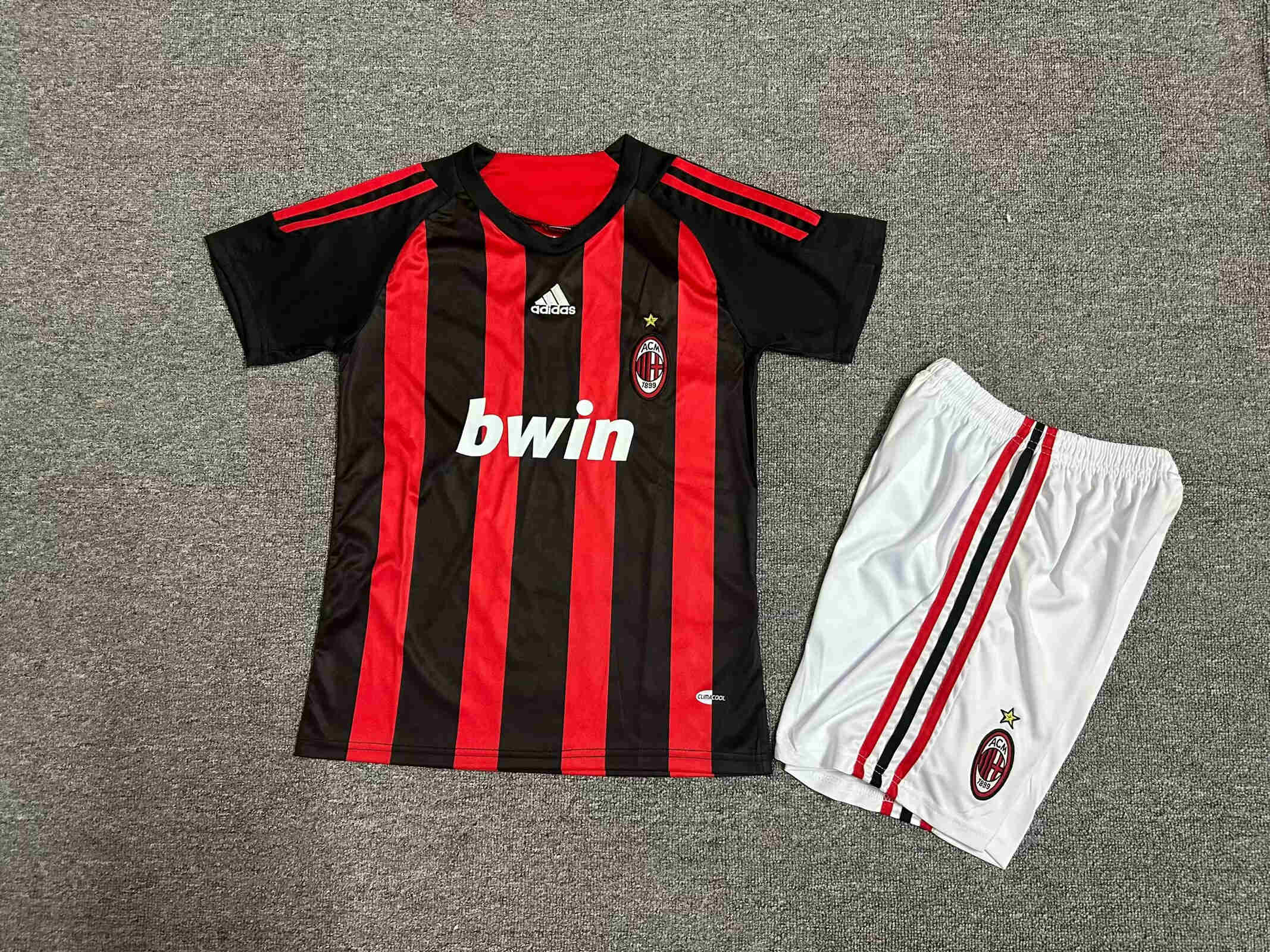 2010-2011 AC MILAN   kids kit Retro